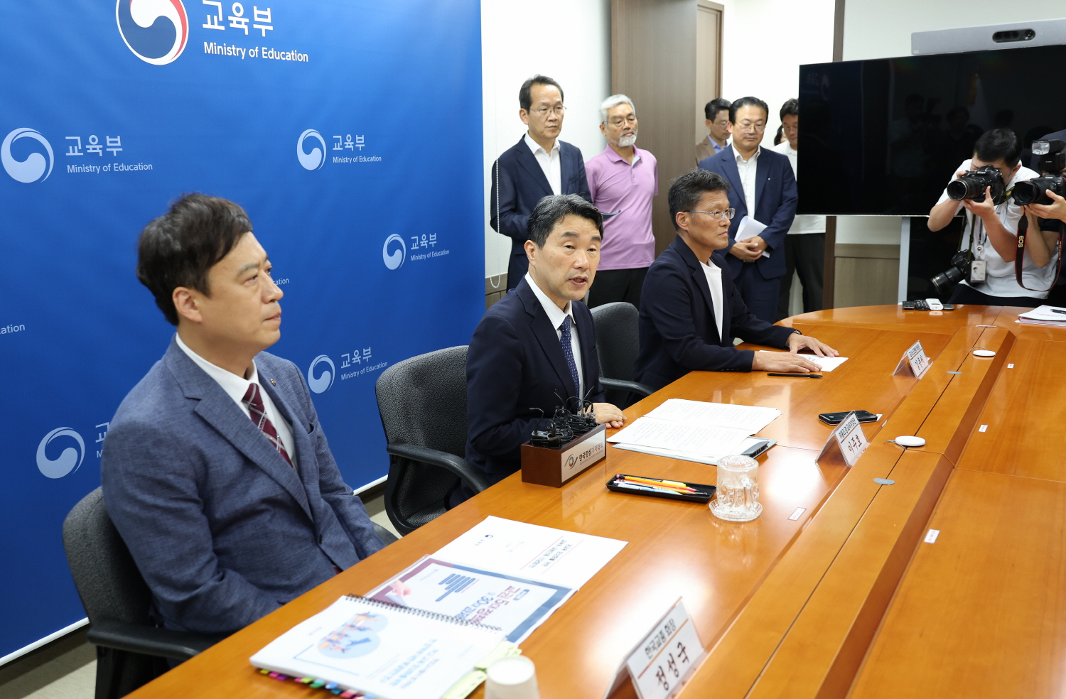 이주호 부총리 겸 교육부장관은 9월 5일(화), 정부서울청사에서 한국교원단체총연합회, 교사노동조합연맹과 함께 간담회를 개최했다.