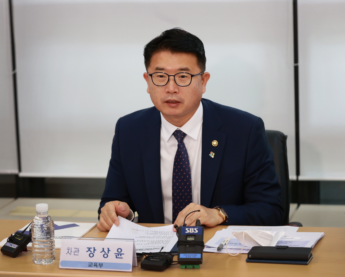 장상윤 교육부 차관은 20일 서울대학교 반도체공동연구소를 찾아 점검하고 학계와 산업계의 의견을 청취했다.