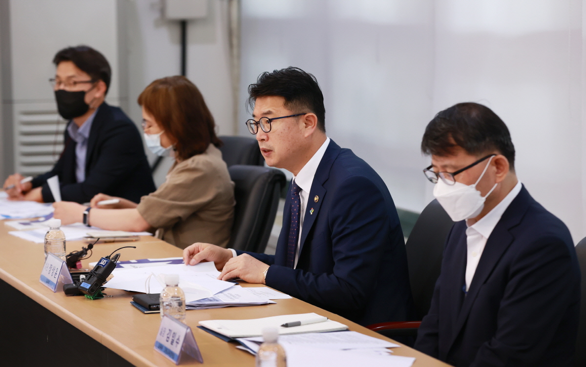장상윤 교육부 차관은 20일 서울대학교 반도체공동연구소를 찾아 점검하고 학계와 산업계의 의견을 청취했다.