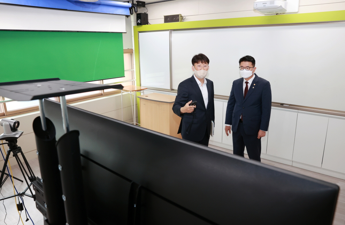 장상윤 교육부차관은 17일 서울 중경고를 방문해 고교학점제 선도학교 운영현황을 점검했다.
