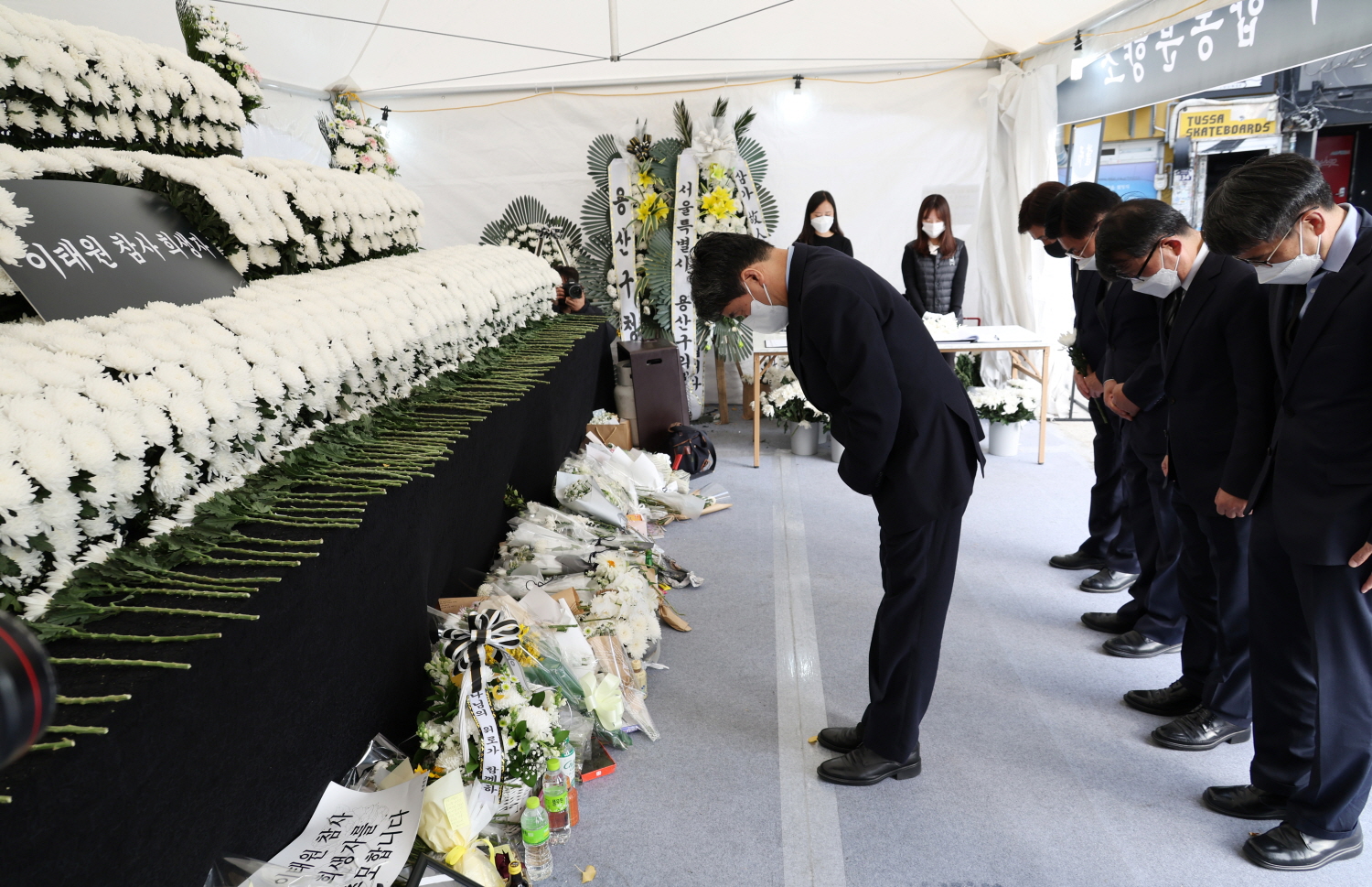 이주호 부총리 겸 교육부장관은 11월 7일(월) 서울 녹사평역 광장에 마련된 이태원 참사 희생자 합동분향소를 조문했다.