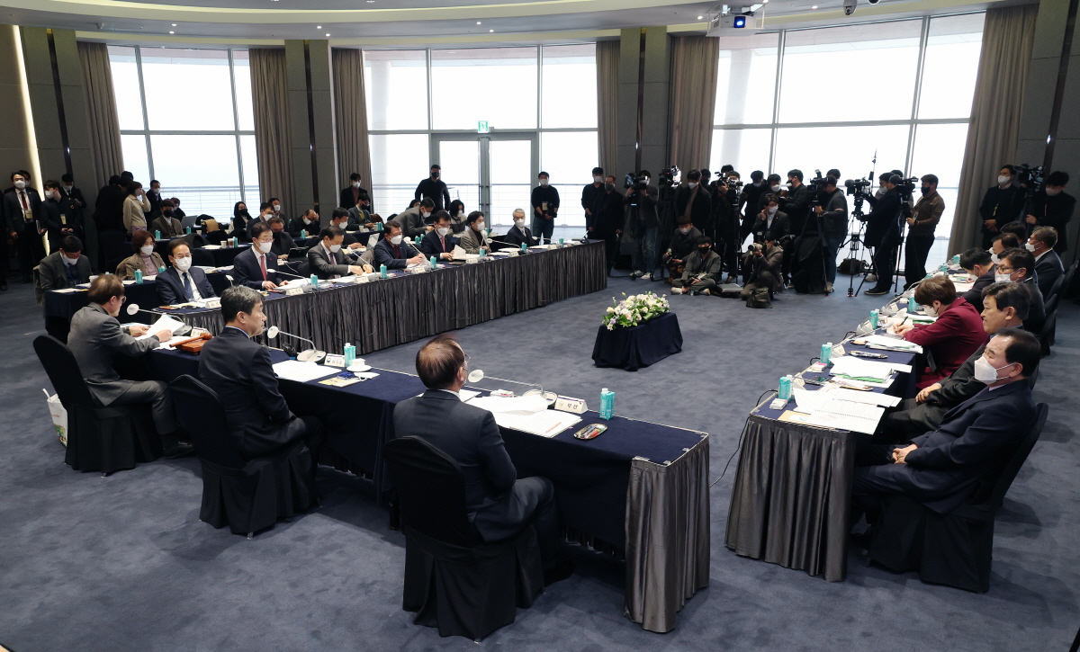 이주호 부총리 겸 교육부장관은 ‘부총리-시도교육감 간담회’를 1월 18일(수), 부산 누리마루 APEC하우스에서 개최했다.