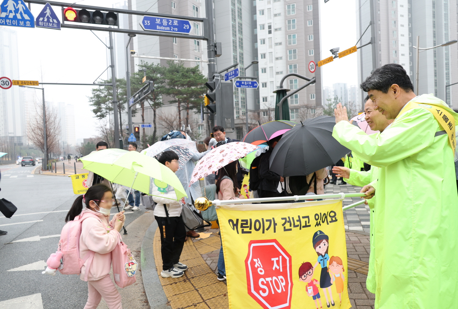 이주호 부총리 겸 교육부장관은 3월 23일(목), 세종 도담초등학교 주변에서 어린이의 안전한 등하교를 위한 교통안전 캠페인 행사에 참여했다.