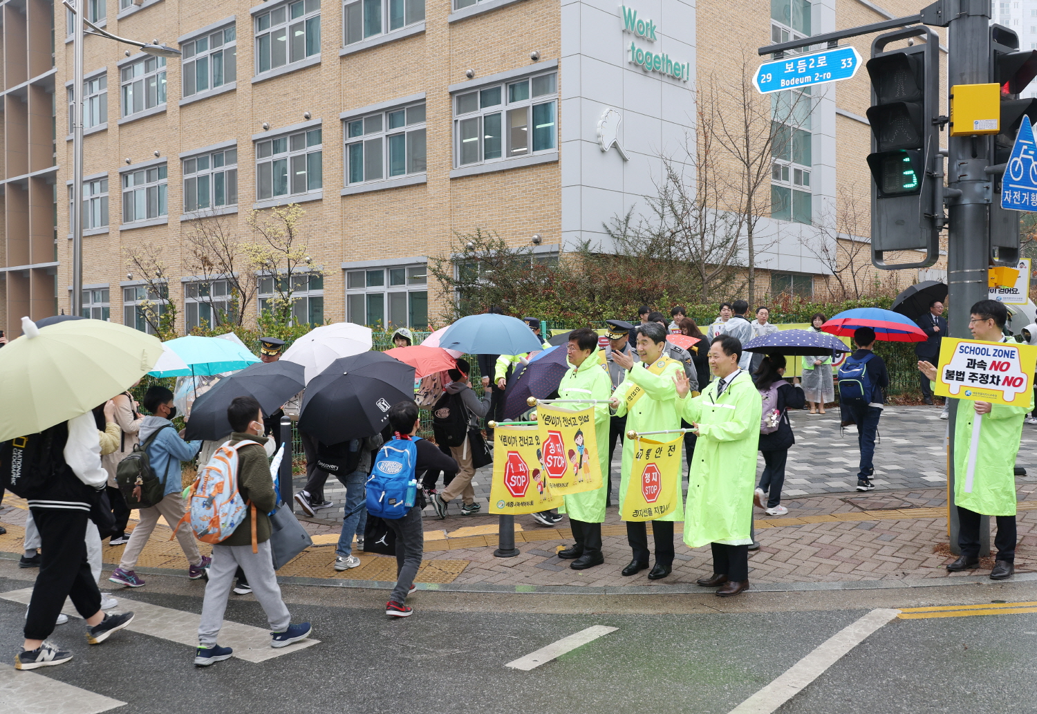 이주호 부총리 겸 교육부장관은 3월 23일(목), 세종 도담초등학교 주변에서 어린이의 안전한 등하교를 위한 교통안전 캠페인 행사에 참여했다.