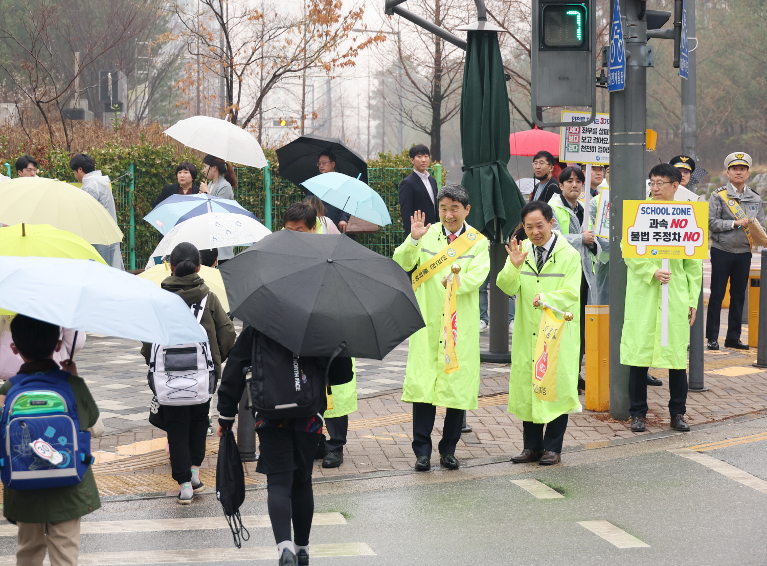 이주호 부총리 겸 교육부장관은 3월 23일(목), 세종 도담초등학교 주변에서 어린이의 안전한 등하교를 위한 교통안전 캠페인 행사에 참여했다.