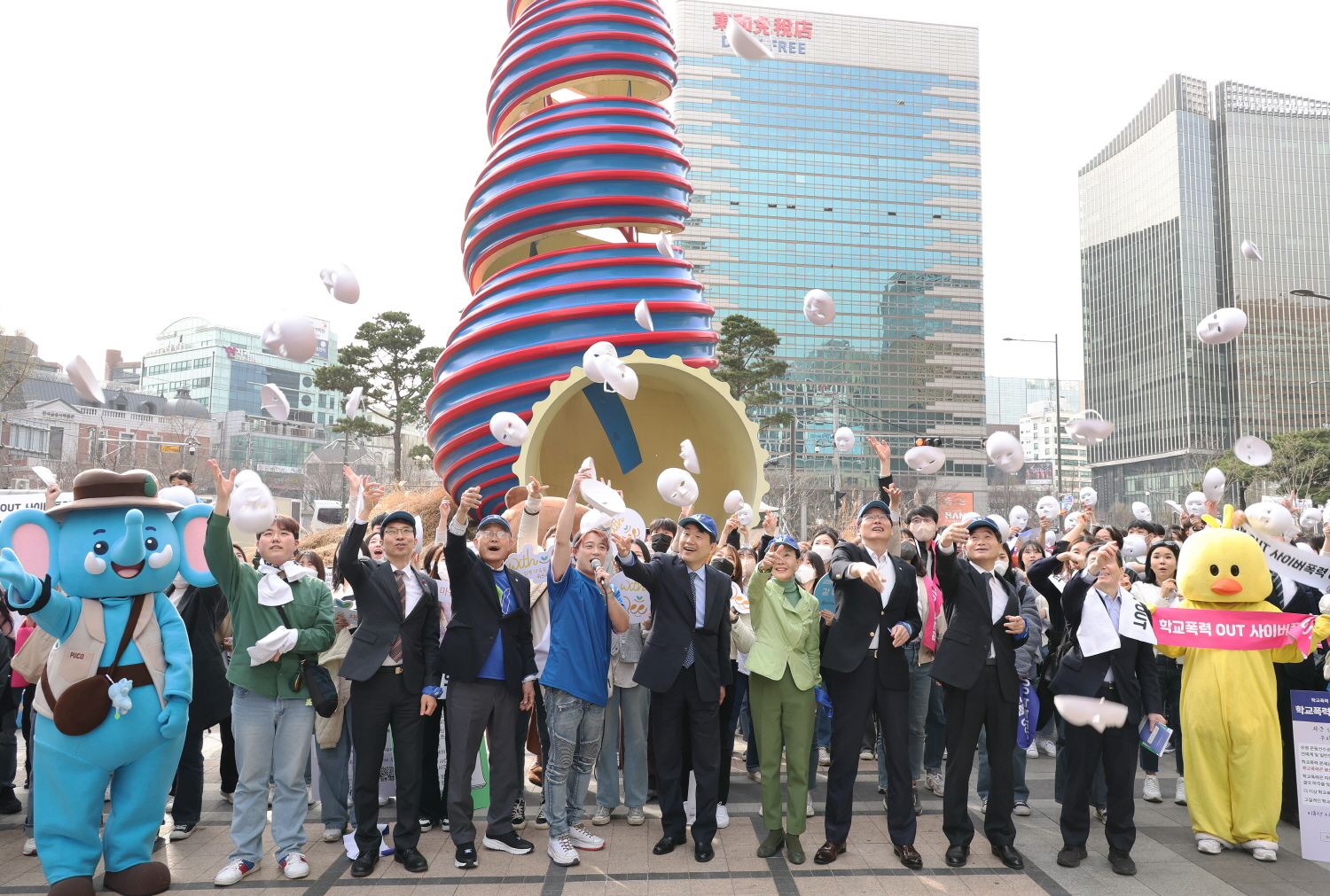 이주호 부총리 겸 교육부장관은 3월 24일(금), 청계한빛광장에서 실시한 「학교폭력?사이버폭력 예방 대국민 비폭력 캠페인」에 참여했다.