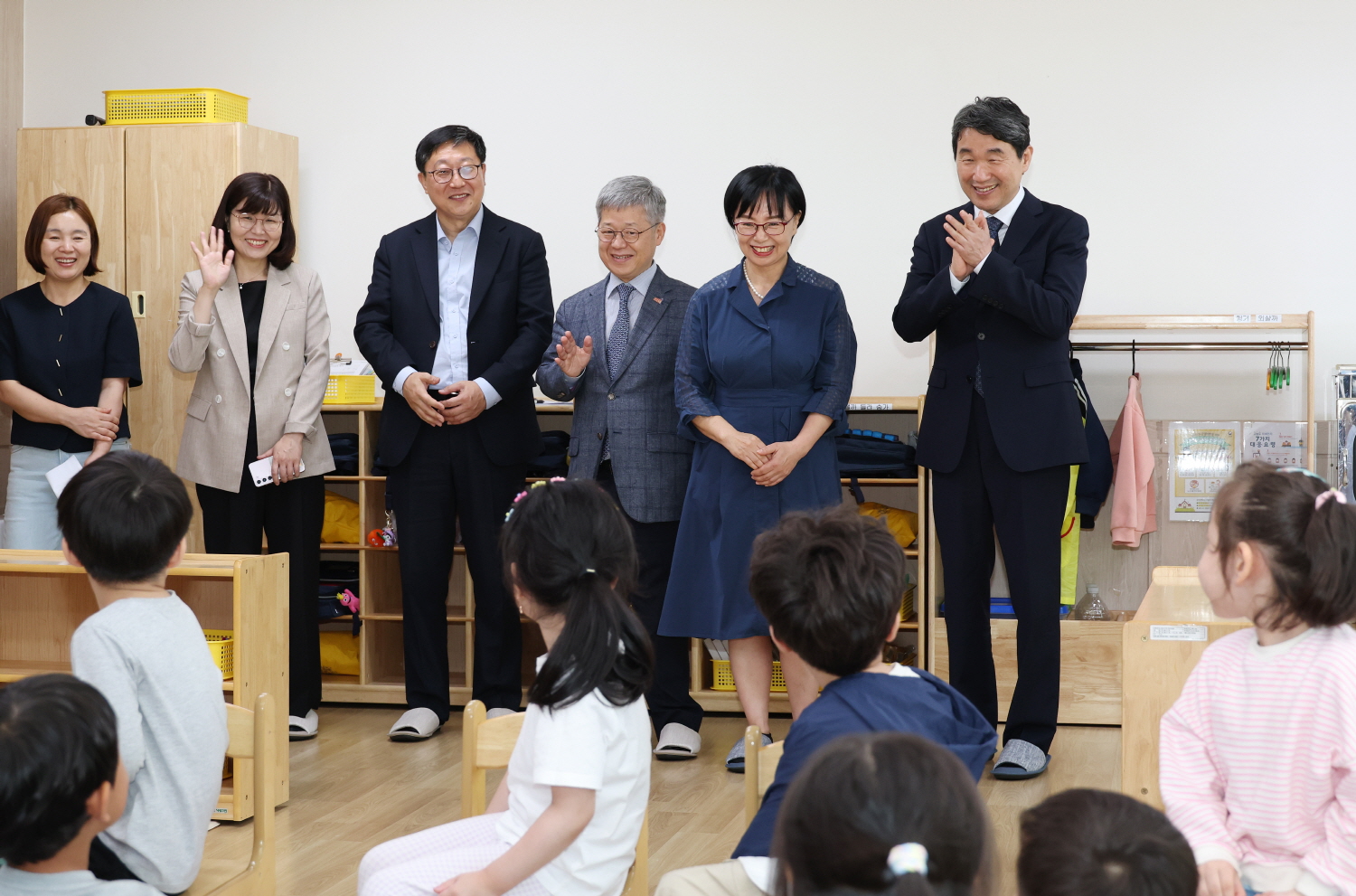 이주호 부총리 겸 교육부장관은 세계인의 날을 앞두고 다문화학생 밀집지역 내 정책학교 운영 현장을 살펴보고, 현장 의견을 청취하기 위해 5월 18일 광주 하남중앙초등학교를 방문했다. 