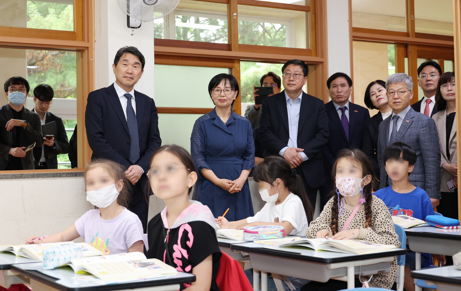 이주호 부총리 겸 교육부장관은 세계인의 날을 앞두고 다문화학생 밀집지역 내 정책학교 운영 현장을 살펴보고, 현장 의견을 청취하기 위해 5월 18일 광주 하남중앙초등학교를 방문했다. 