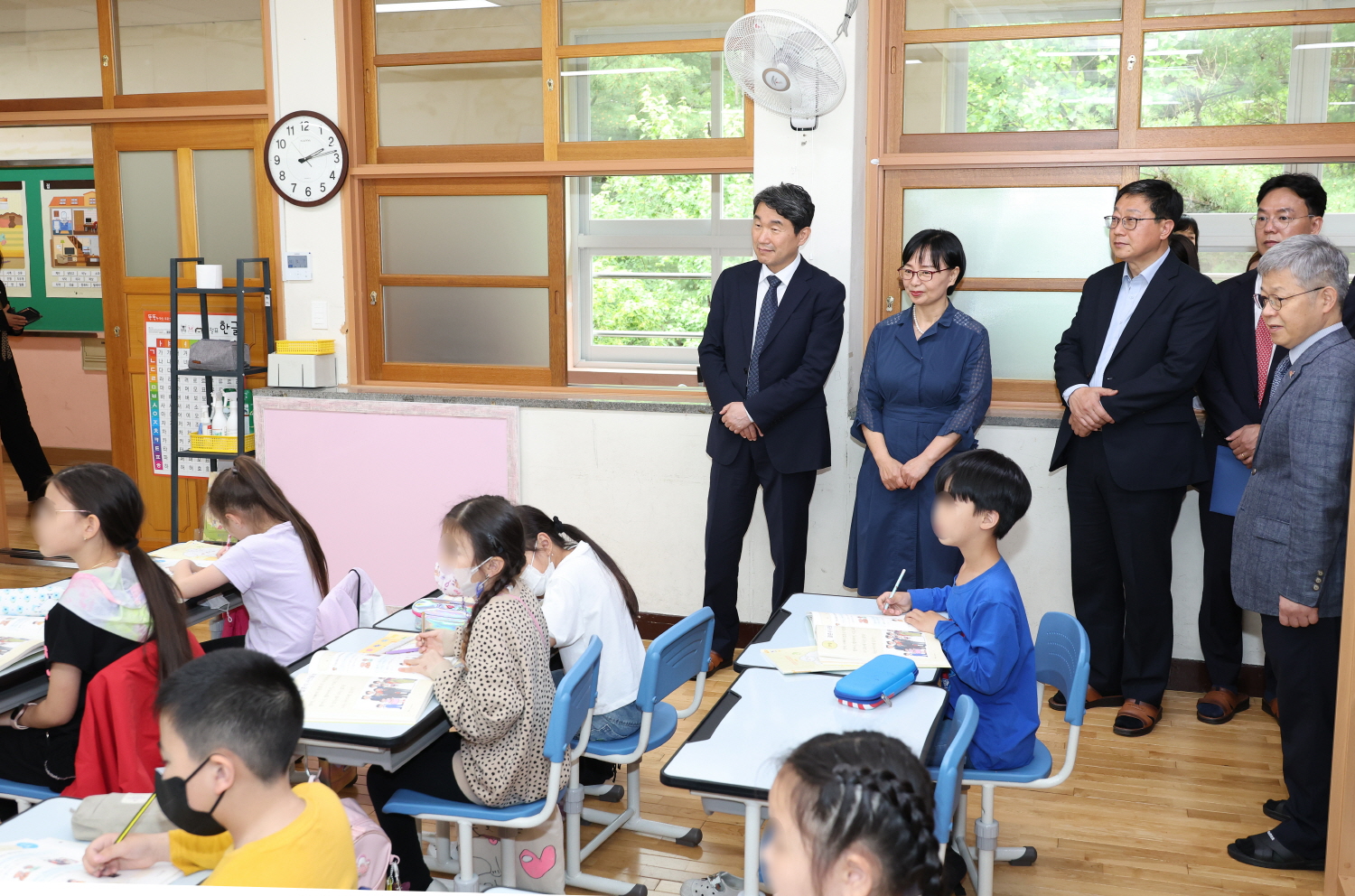 이주호 부총리 겸 교육부장관은 세계인의 날을 앞두고 다문화학생 밀집지역 내 정책학교 운영 현장을 살펴보고, 현장 의견을 청취하기 위해 5월 18일 광주 하남중앙초등학교를 방문했다. 