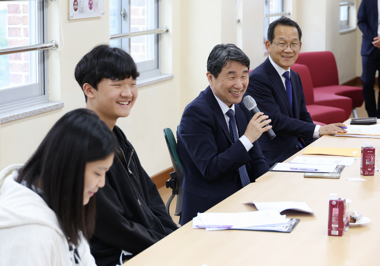 이주호 부총리 겸 교육부장관은 학교교육력 제고 방안 마련을 위한 현장 의견을 청취하기 위해 5월 18일(목), 광주 선운중학교를 방문했다.