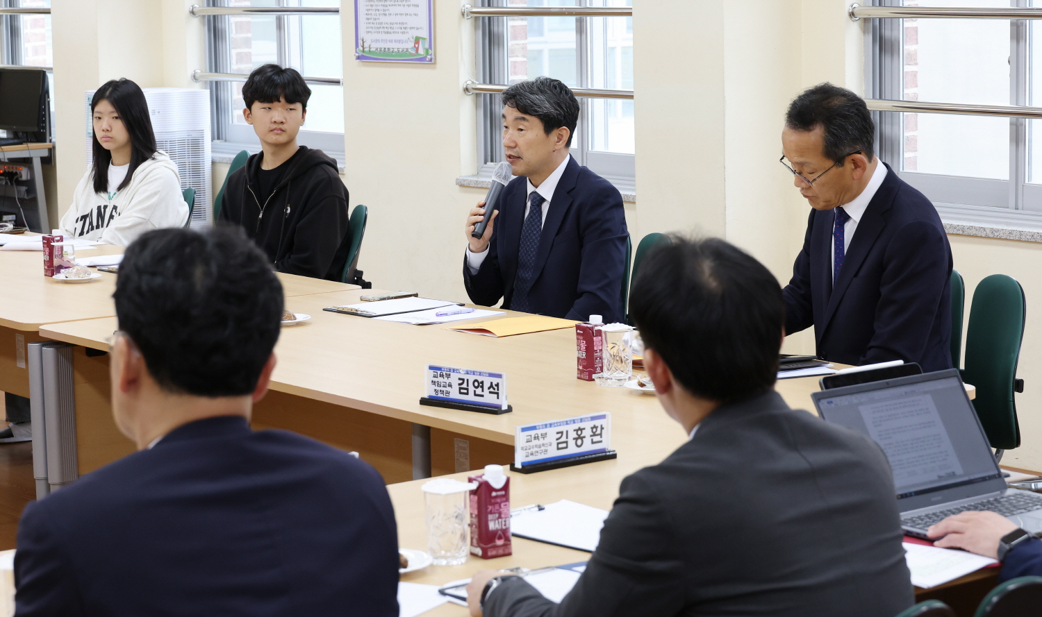 이주호 부총리 겸 교육부장관은 학교교육력 제고 방안 마련을 위한 현장 의견을 청취하기 위해 5월 18일(목), 광주 선운중학교를 방문했다.