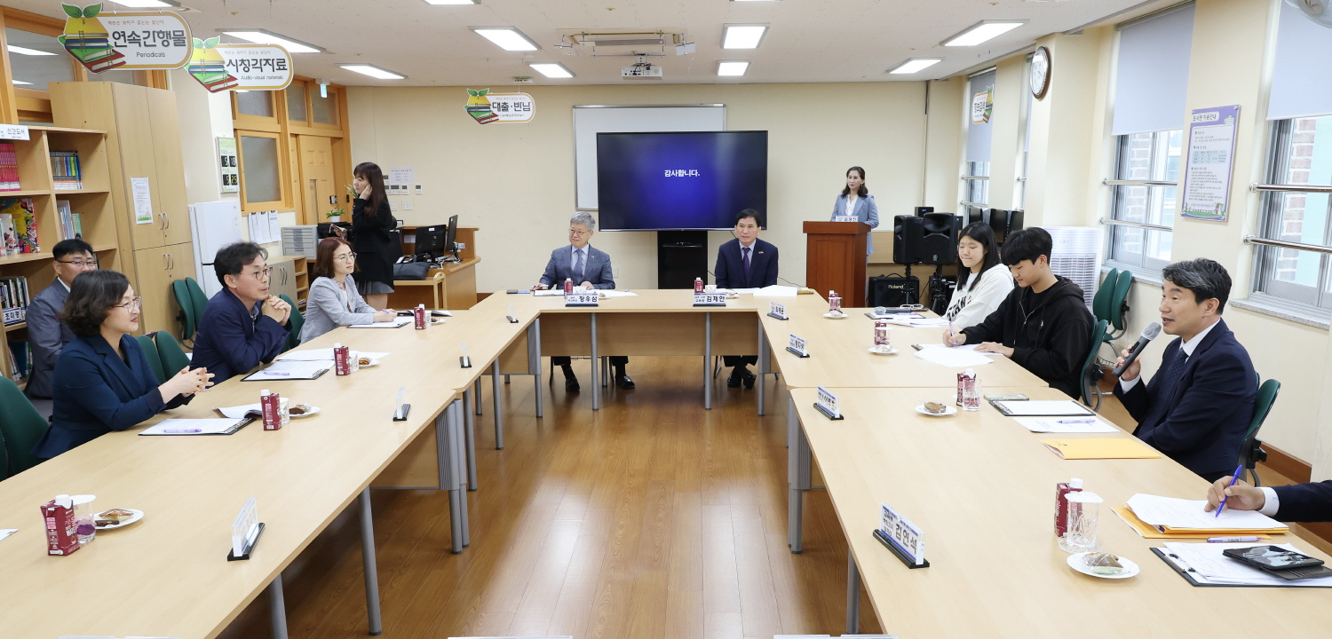 이주호 부총리 겸 교육부장관은 학교교육력 제고 방안 마련을 위한 현장 의견을 청취하기 위해 5월 18일(목), 광주 선운중학교를 방문했다.