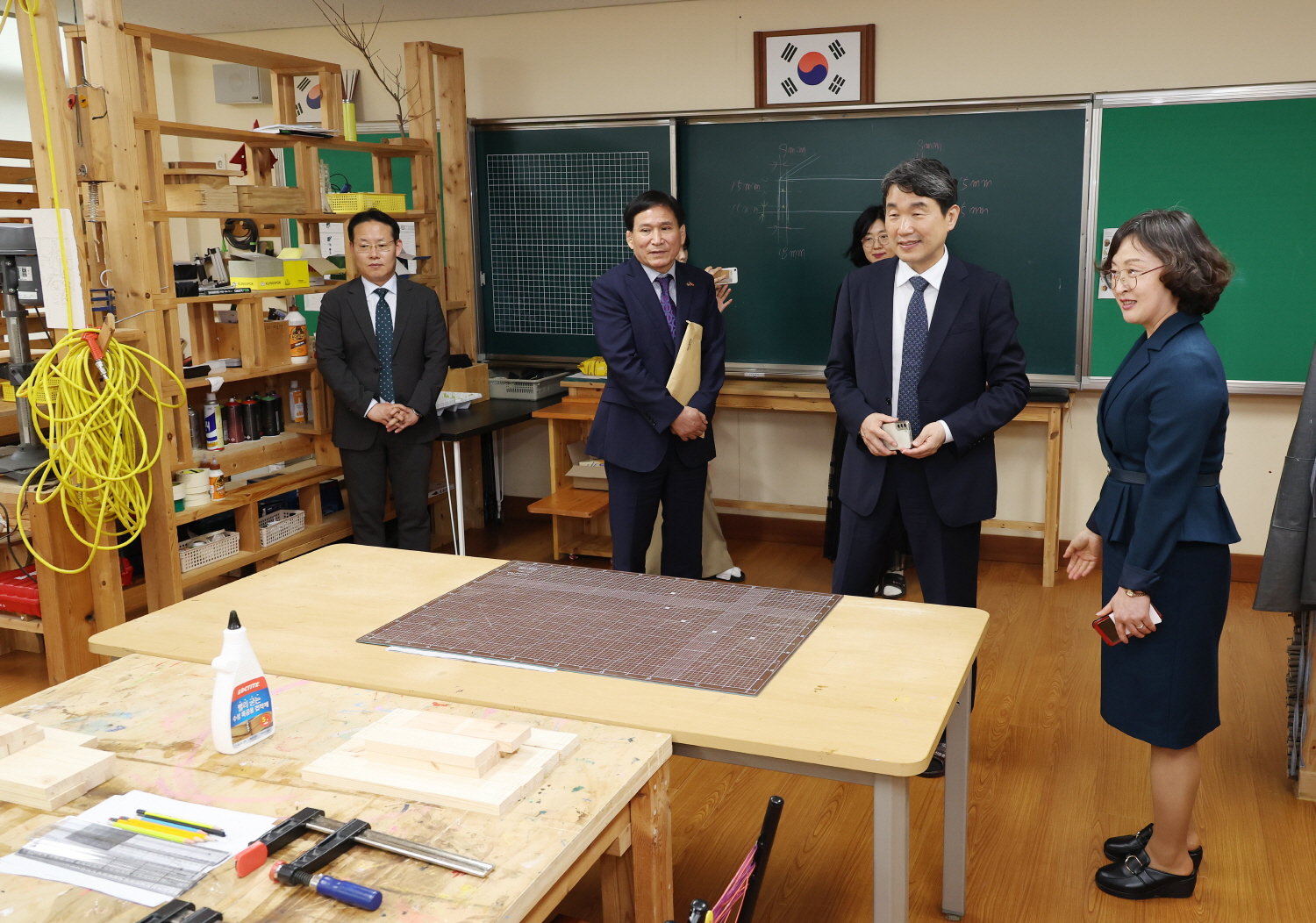 이주호 부총리 겸 교육부장관은 학교교육력 제고 방안 마련을 위한 현장 의견을 청취하기 위해 5월 18일(목), 광주 선운중학교를 방문했다.