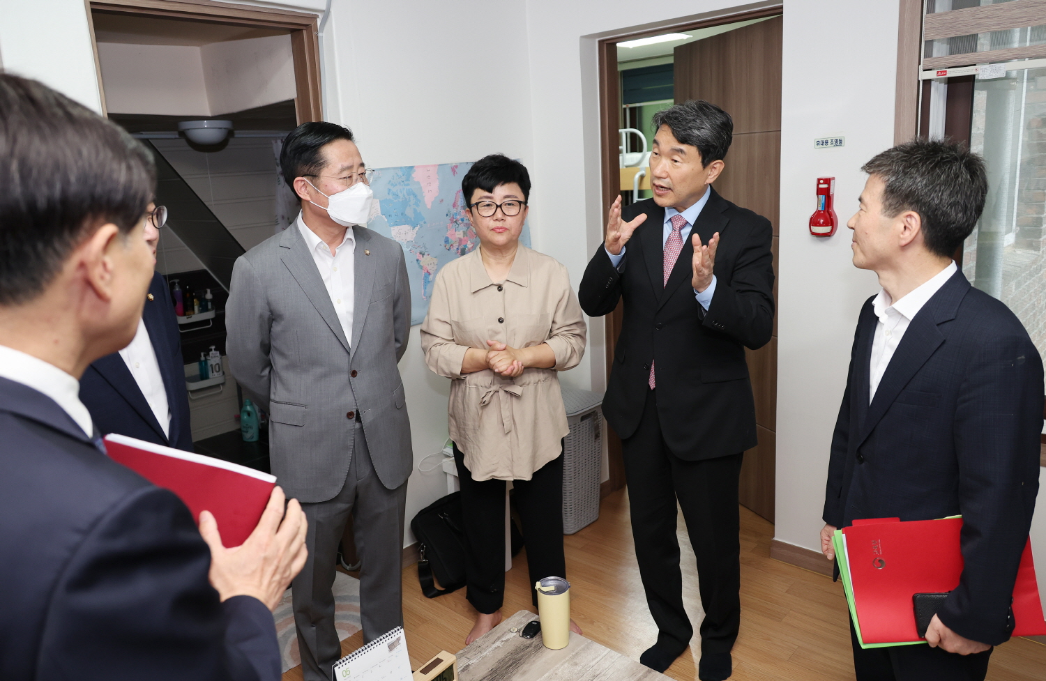 이주호 부총리 겸 교육부장관은 5월 26일(금), 학교폭력 피해학생 지원기관 「해맑음센터」를 방문해 안전 실태를 점검하고, 학교폭력 예방?치유 지원 강화 방안을 모색했다. 
