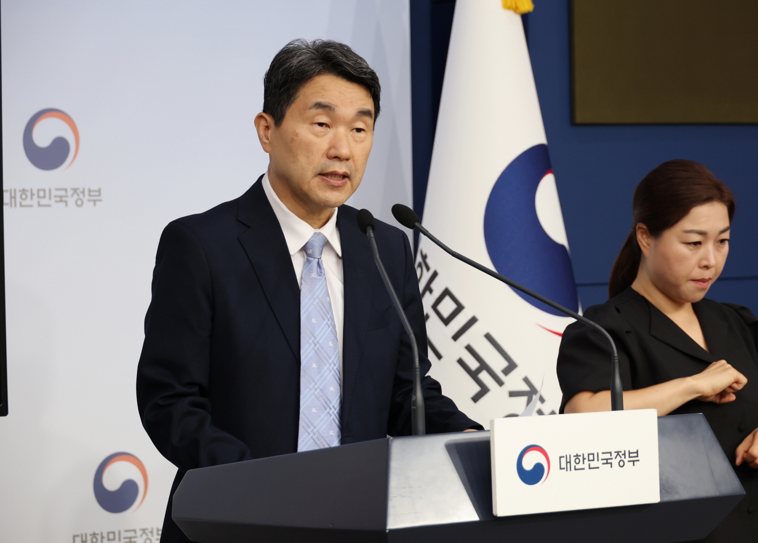 이주호 부총리 겸 교육부장관은 8월 17일(목), 정부서울청사 별관에서 교권을 확립하고 모든 학생의 학습권을 보호하기 위한 「교원의 학생생활지도에 관한 고시(안)」과 ?유치원 교원 교육활동 보호를 위한 고시(안)?을 발표했다.