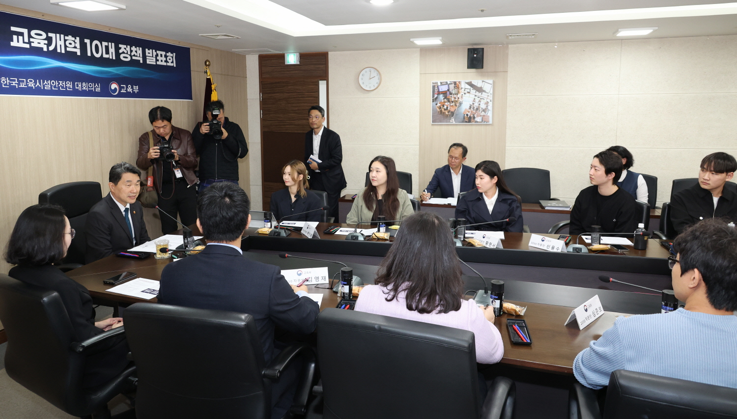 이주호 부총리 겸 교육부장관은 10월 31일(화), 한국교육시설안전원에서 ‘2030 자문단 체인져스(CHANGERS)’가 제안한 10대 제안 과제에 대해 논의했다.