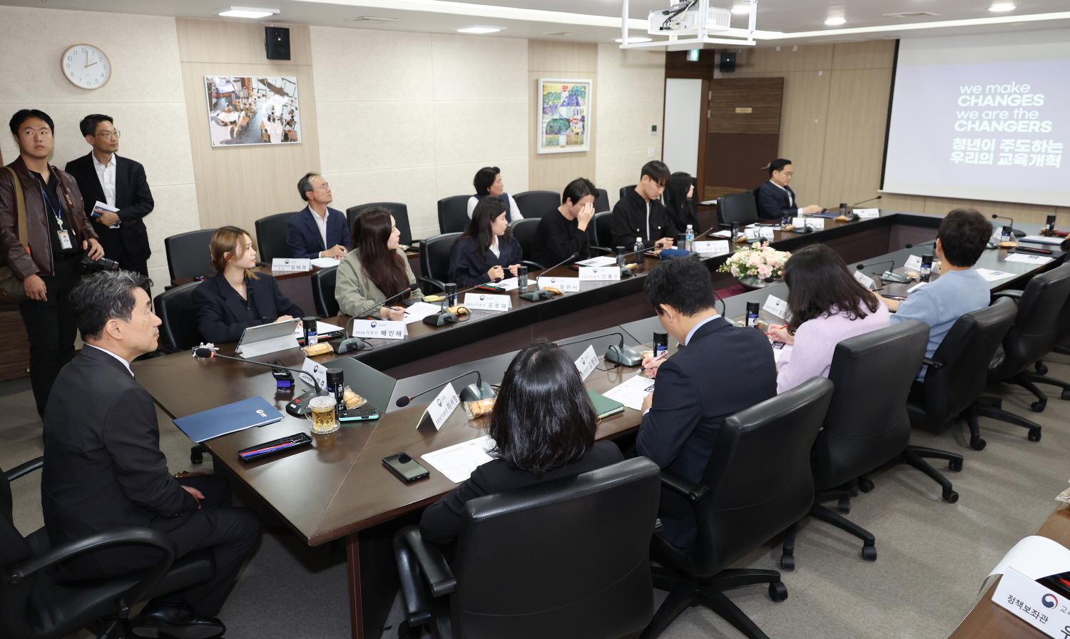 이주호 부총리 겸 교육부장관은 10월 31일(화), 한국교육시설안전원에서 ‘2030 자문단 체인져스(CHANGERS)’가 제안한 10대 제안 과제에 대해 논의했다.