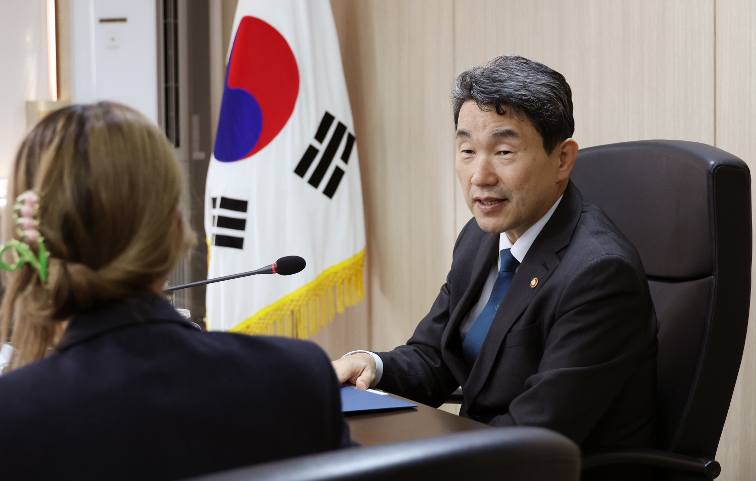 이주호 부총리 겸 교육부장관은 10월 31일(화), 한국교육시설안전원에서 ‘2030 자문단 체인져스(CHANGERS)’가 제안한 10대 제안 과제에 대해 논의했다.
