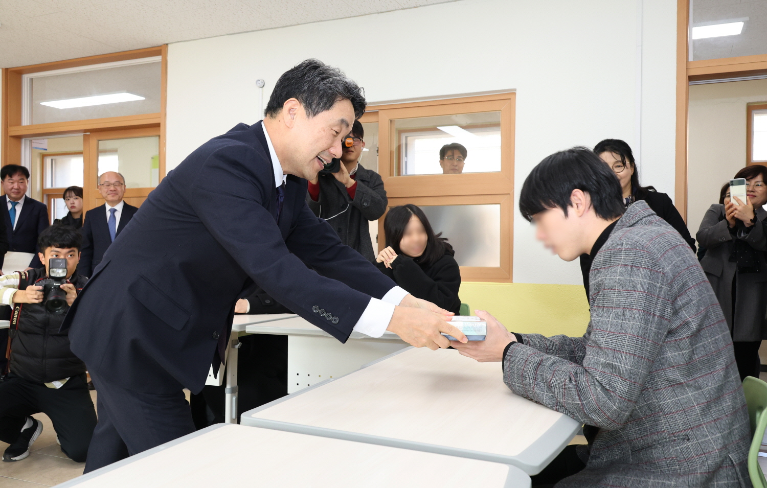 이주호 부총리 겸 교육부장관은 2024학년도 대학수학능력시험에 응시하는 장애 학생을 격려하기 위해 11월 15(수), 서울맹학교를 방문했다. 