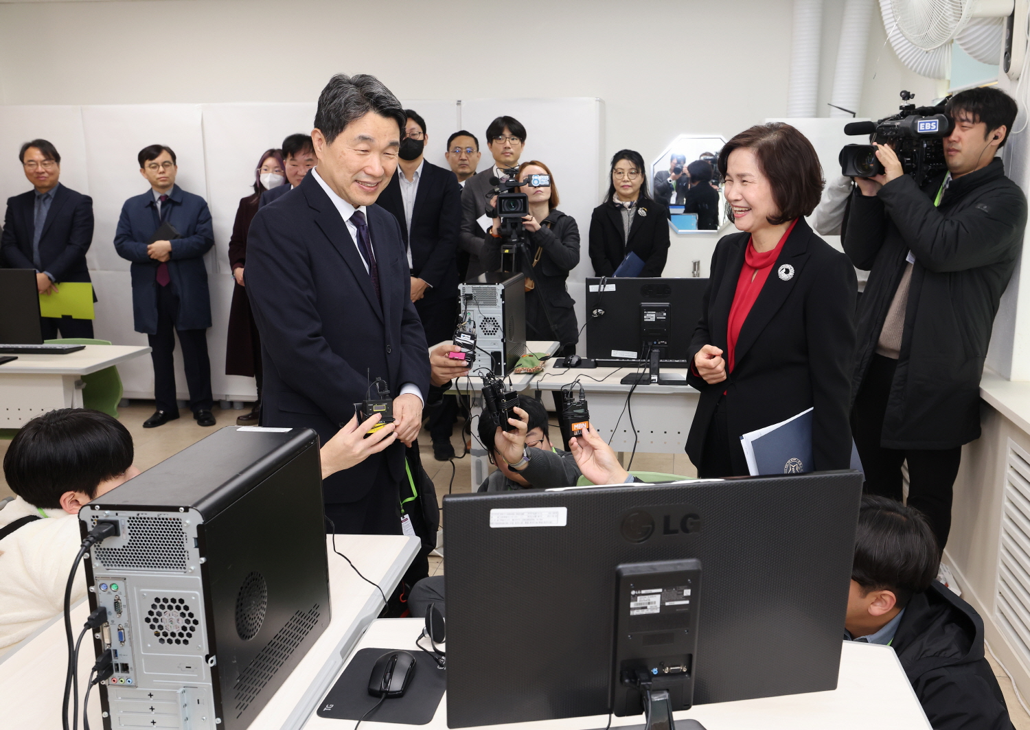 이주호 부총리 겸 교육부장관은 2024학년도 대학수학능력시험에 응시하는 장애 학생을 격려하기 위해 11월 15(수), 서울맹학교를 방문했다. 