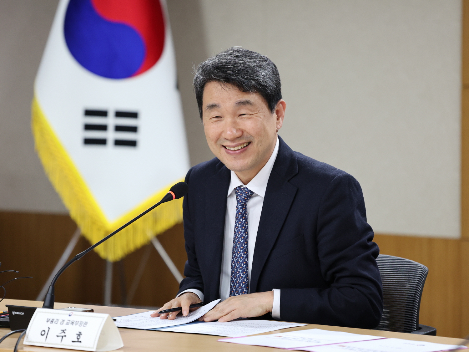 이주호 부총리 겸 교육부장관은 11월 16일(목), 세종청사에서 예비교원(교·사대생)과 현장교원, 전문가 등 10명을 초청하여 ‘예비교원의 현장성 및 미래 역량 강화를 위한 교원양성과정 개선 방향’을 논의했다.