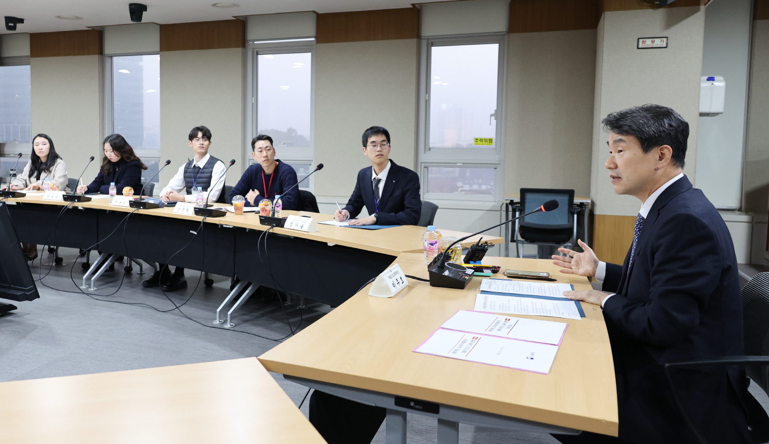 이주호 부총리 겸 교육부장관은 11월 16일(목), 세종청사에서 예비교원(교·사대생)과 현장교원, 전문가 등 10명을 초청하여 ‘예비교원의 현장성 및 미래 역량 강화를 위한 교원양성과정 개선 방향’을 논의했다.