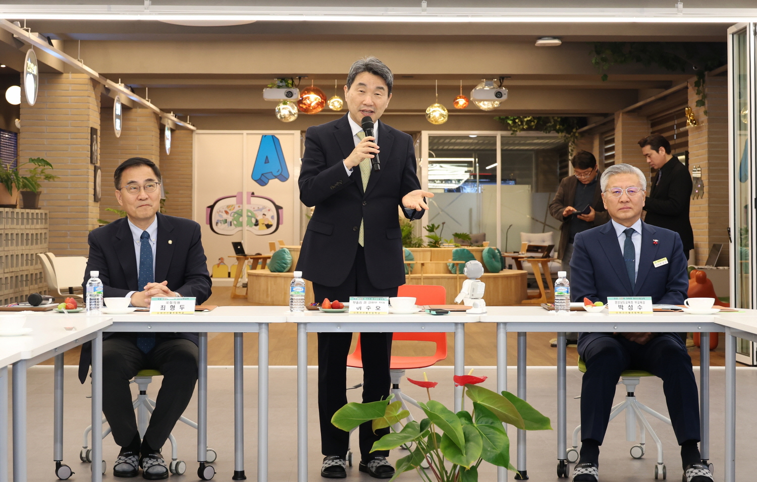 이주호 부총리 겸 교육부장관은 AI교육 선도학교인 마산신월초를 방문