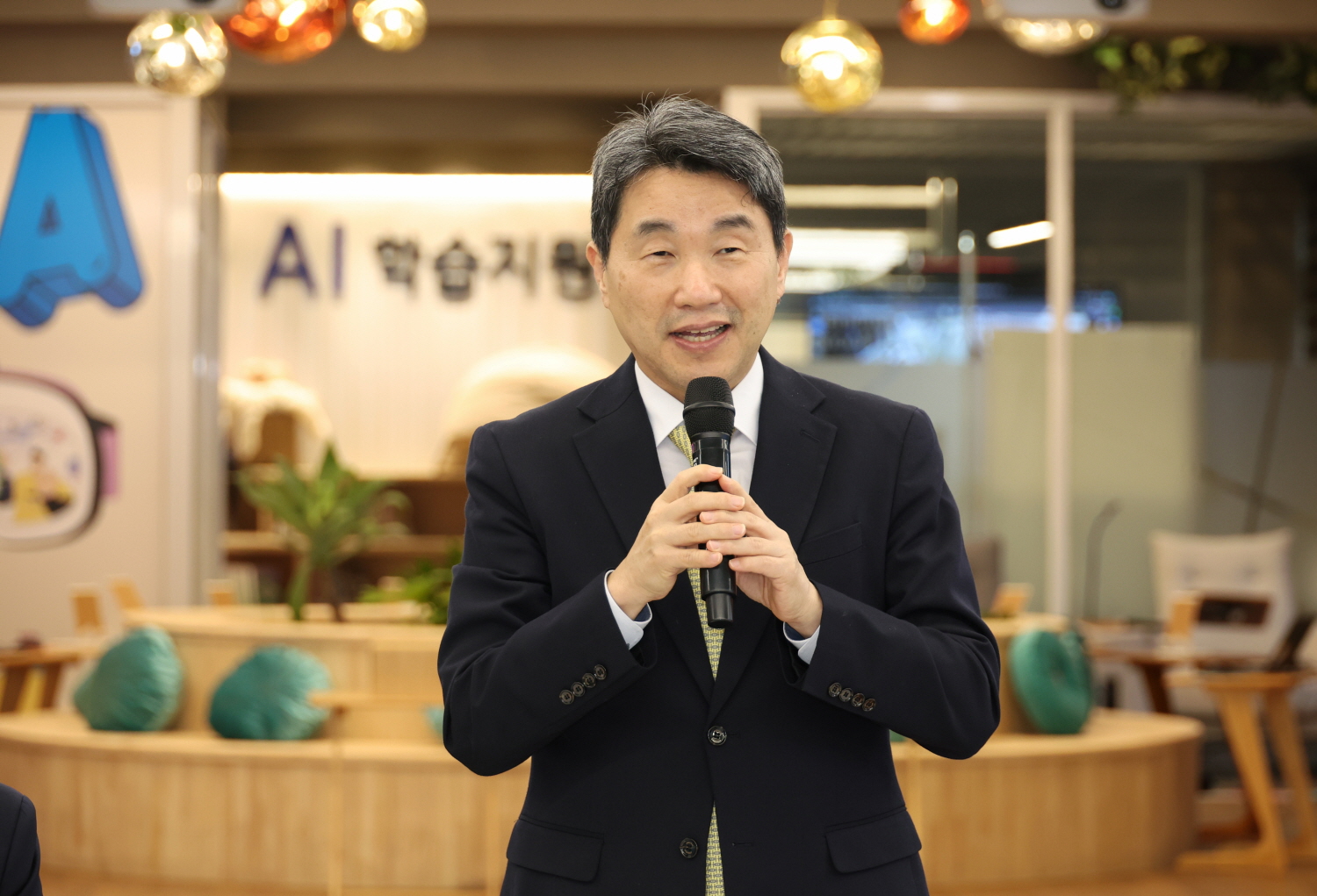이주호 부총리 겸 교육부장관은 AI교육 선도학교인 마산신월초를 방문