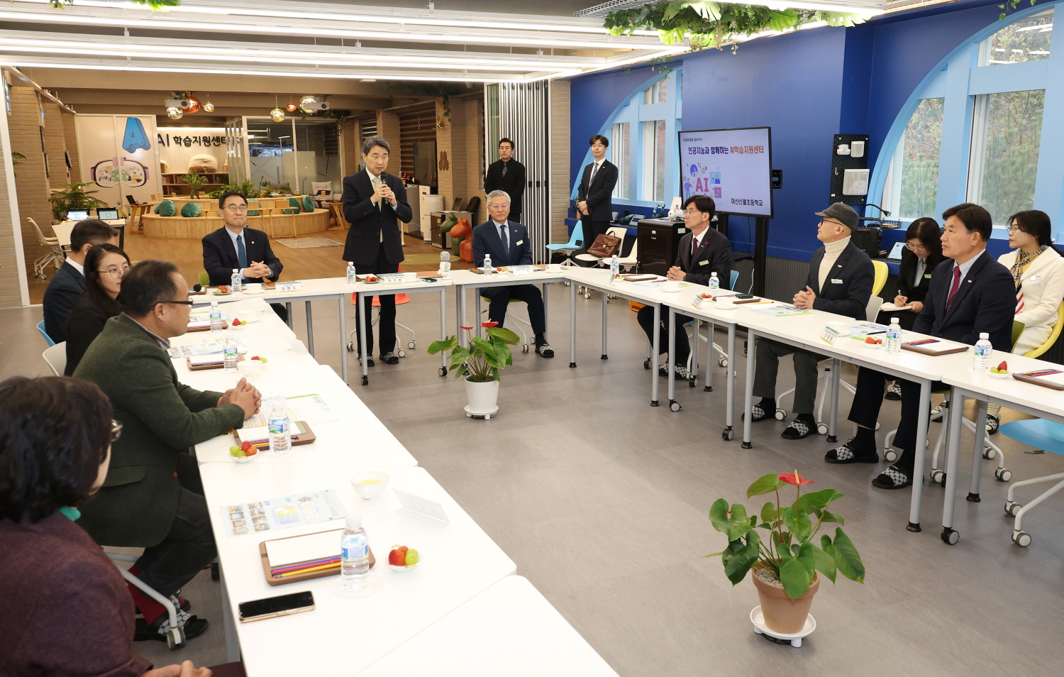 이주호 부총리 겸 교육부장관은 AI교육 선도학교인 마산신월초를 방문