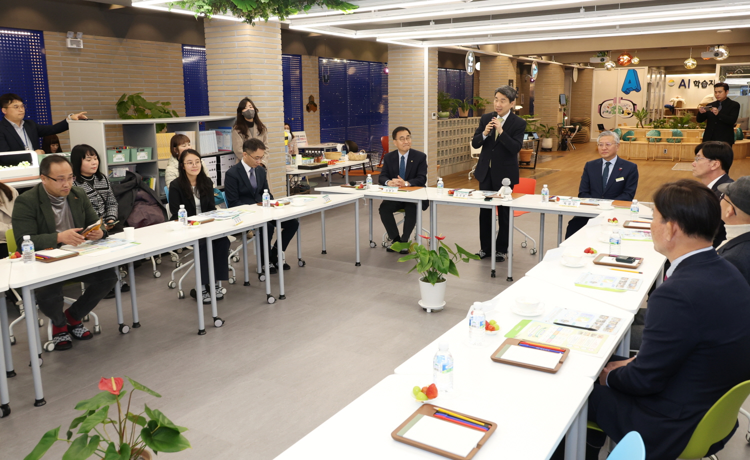 이주호 부총리 겸 교육부장관은 AI교육 선도학교인 마산신월초를 방문