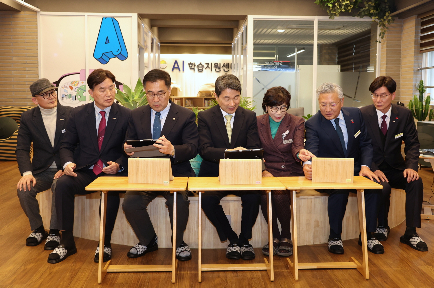 이주호 부총리 겸 교육부장관은 AI교육 선도학교인 마산신월초를 방문