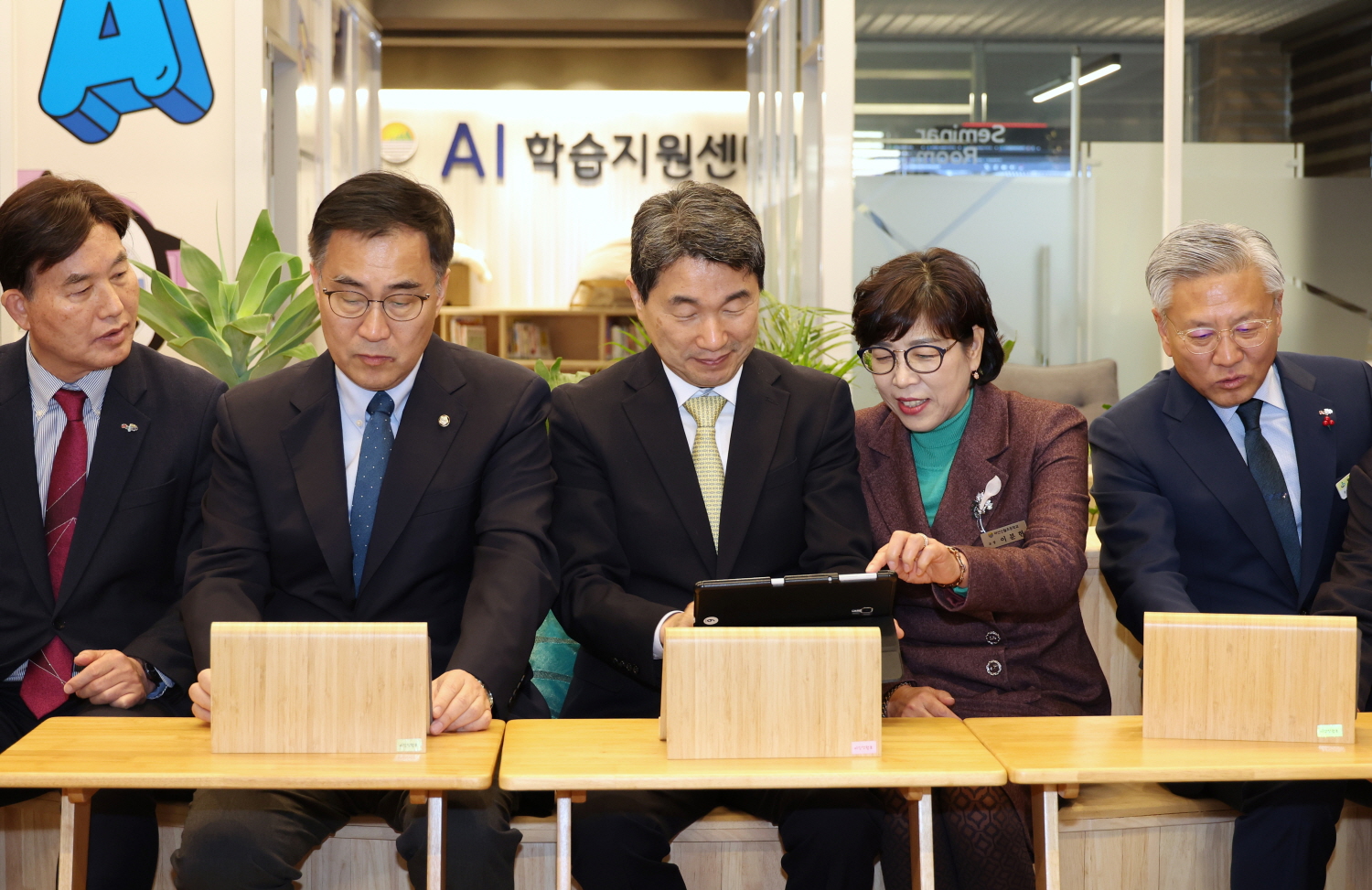 이주호 부총리 겸 교육부장관은 AI교육 선도학교인 마산신월초를 방문