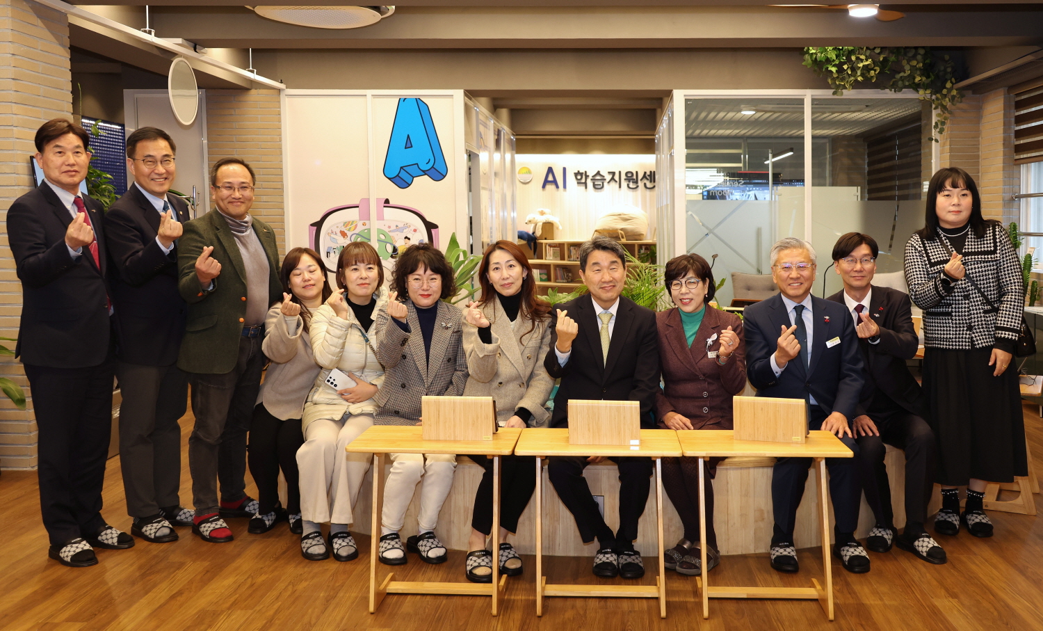 이주호 부총리 겸 교육부장관은 AI교육 선도학교인 마산신월초를 방문