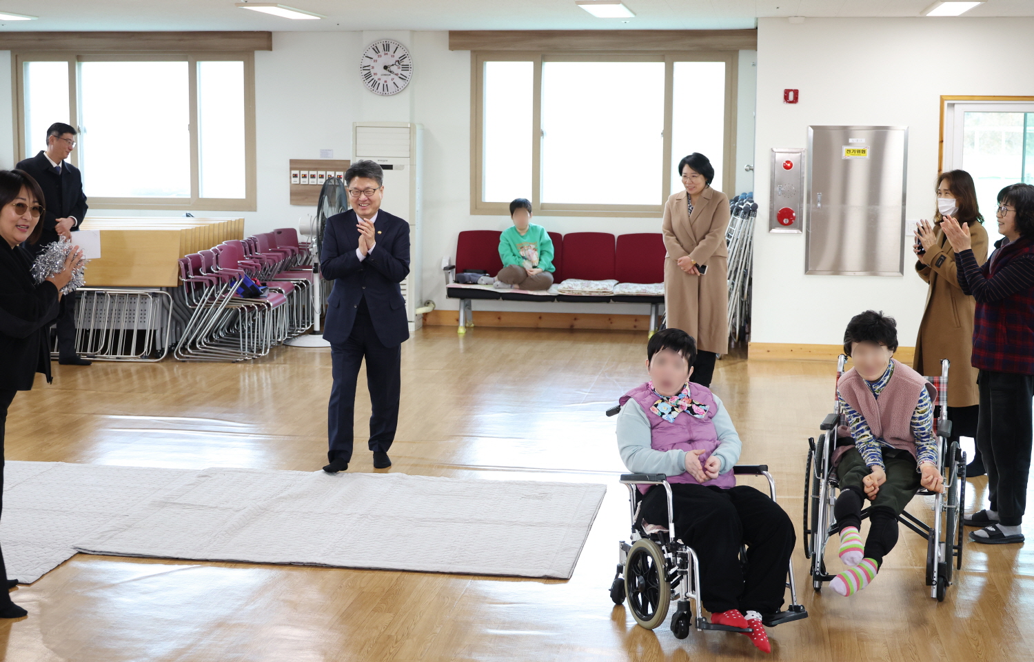 오석환 교육부차관은 설 명절을 앞두고 2월 7일(수), 충남 공주시 반포면에 위치한 중증장애인거주시설 동곡요양원을 방문했다. 