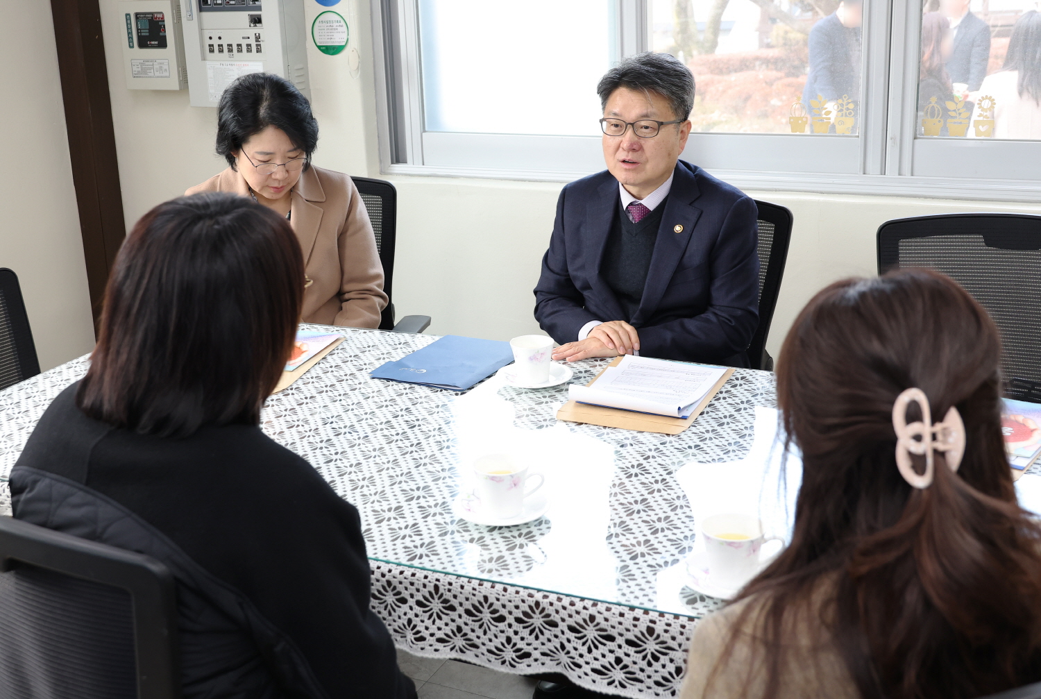 오석환 교육부차관은 설 명절을 앞두고 2월 7일(수), 충남 공주시 반포면에 위치한 중증장애인거주시설 동곡요양원을 방문했다. 