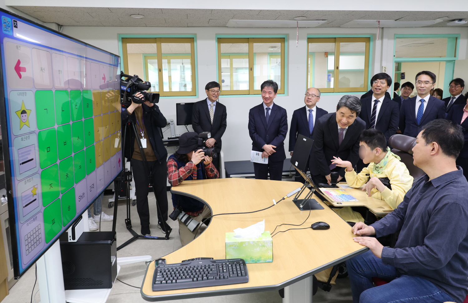 이주호 부총리 겸 교육부장관은 4월 24일(수), 제44회 장애인의 날에 즈음하여 한국우진학교를 방문했다.