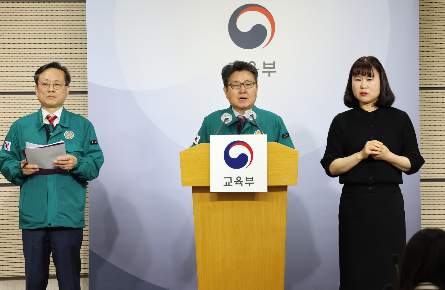 오석환 교육부 차관이 8일 정부세종청사에서 열린 긴급 브리핑에서 의과대학 정원 배정절차를 설명하고 있다.