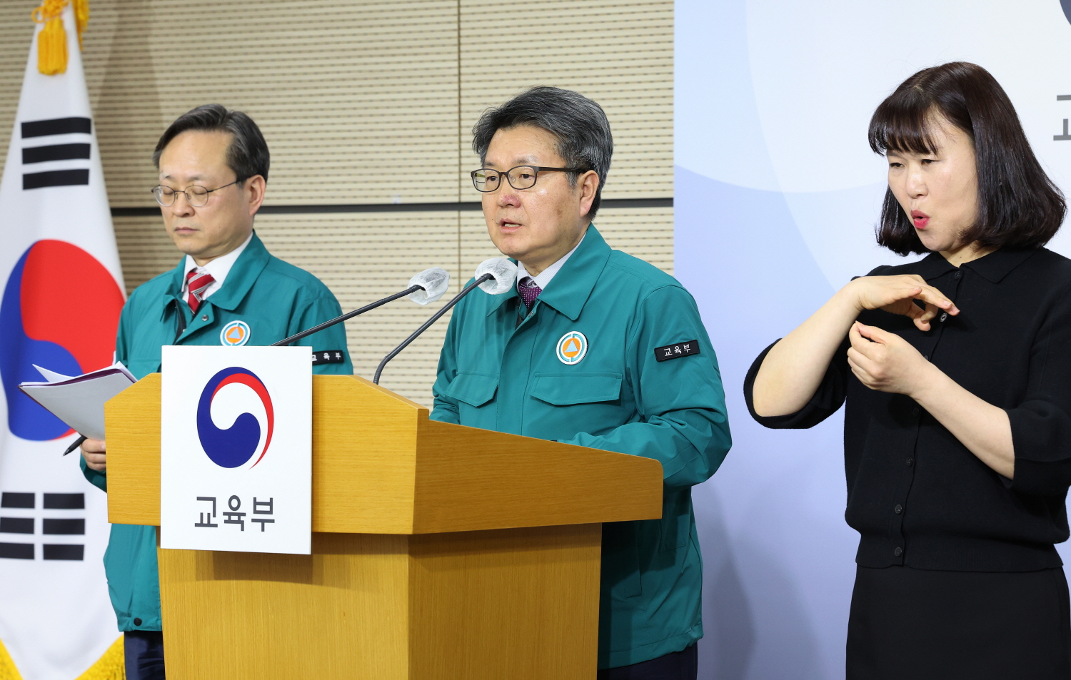 오석환 교육부 차관이 8일 정부세종청사에서 열린 긴급 브리핑에서 의과대학 정원 배정절차를 설명하고 있다.