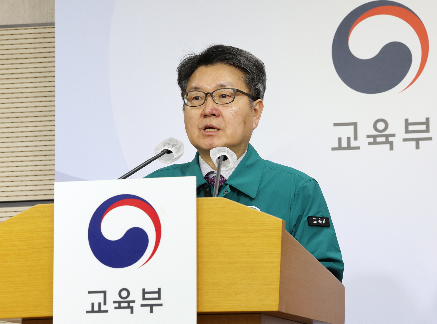 오석환 교육부 차관이 8일 정부세종청사에서 열린 긴급 브리핑에서 의과대학 정원 배정절차를 설명하고 있다.