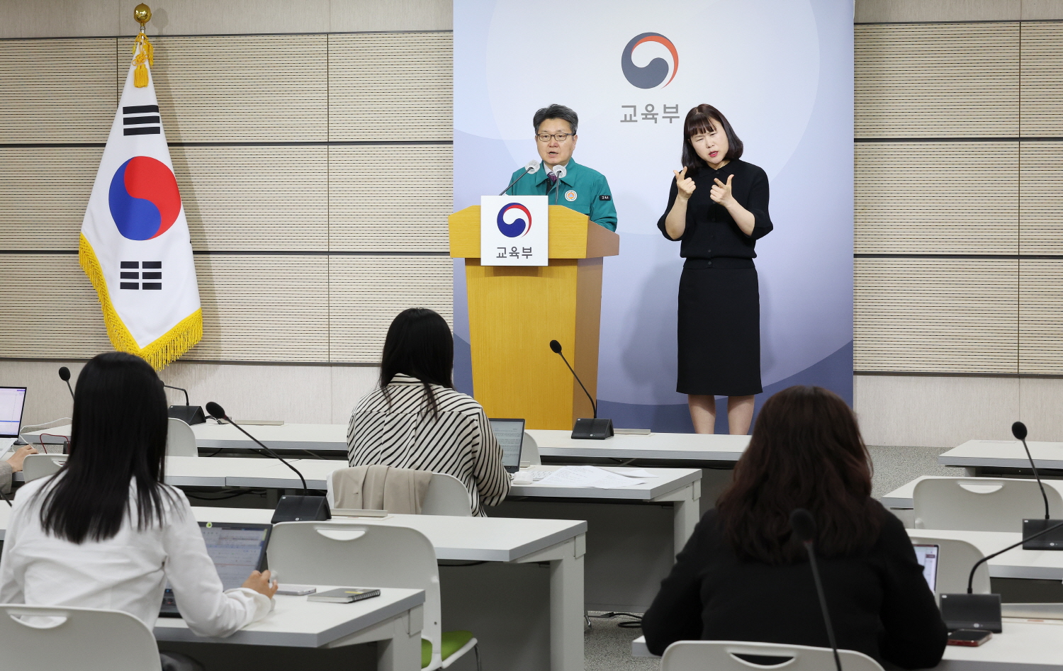 오석환 교육부 차관이 8일 정부세종청사에서 열린 긴급 브리핑에서 의과대학 정원 배정절차를 설명하고 있다.