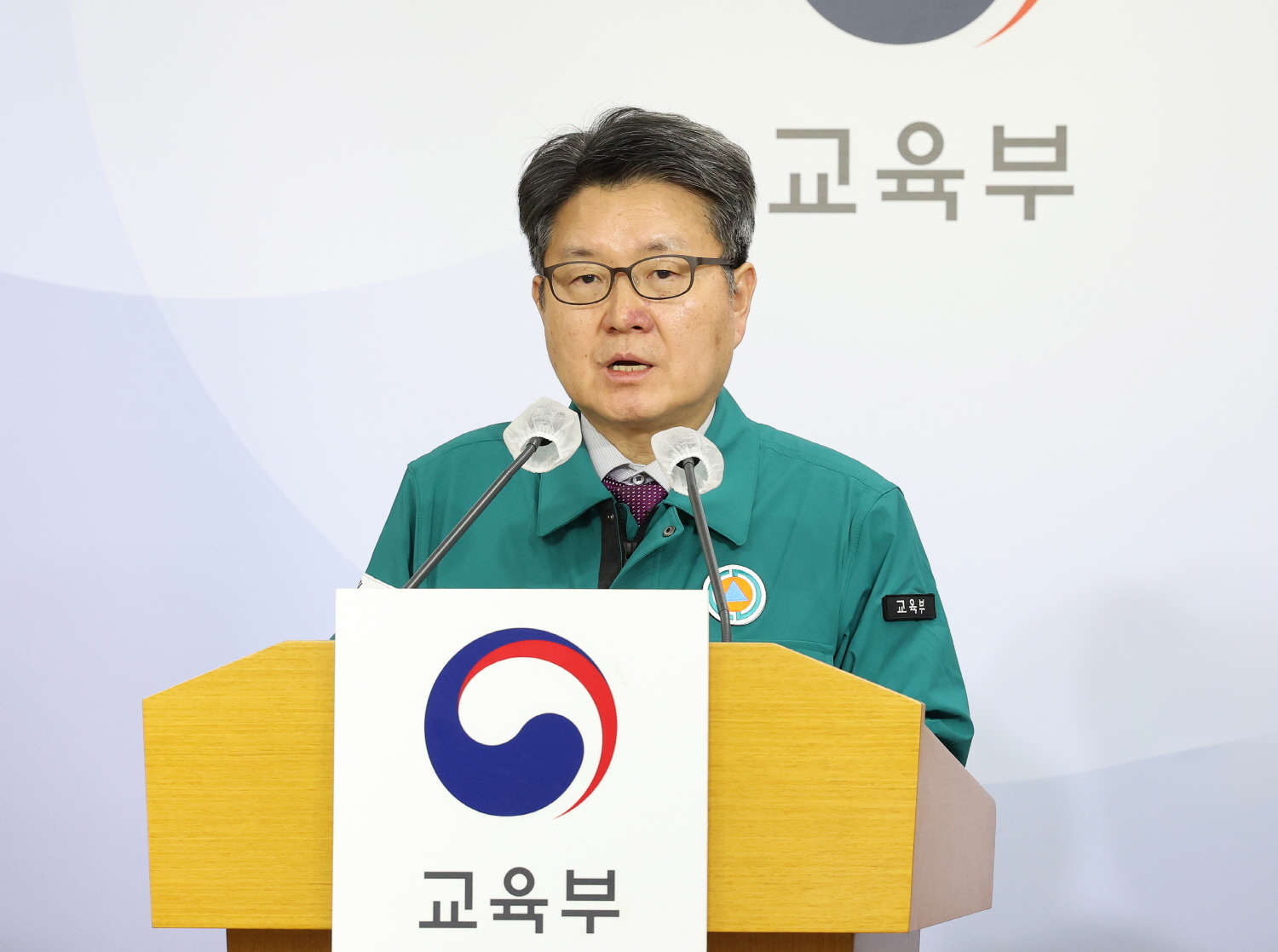 오석환 교육부 차관이 8일 정부세종청사에서 열린 긴급 브리핑에서 의과대학 정원 배정절차를 설명하고 있다.