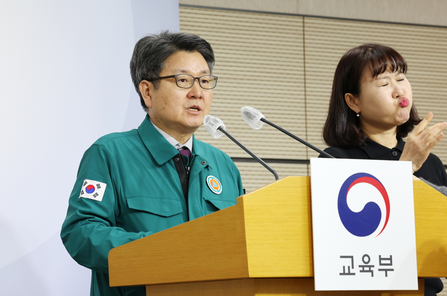 오석환 교육부 차관이 8일 정부세종청사에서 열린 긴급 브리핑에서 의과대학 정원 배정절차를 설명하고 있다.