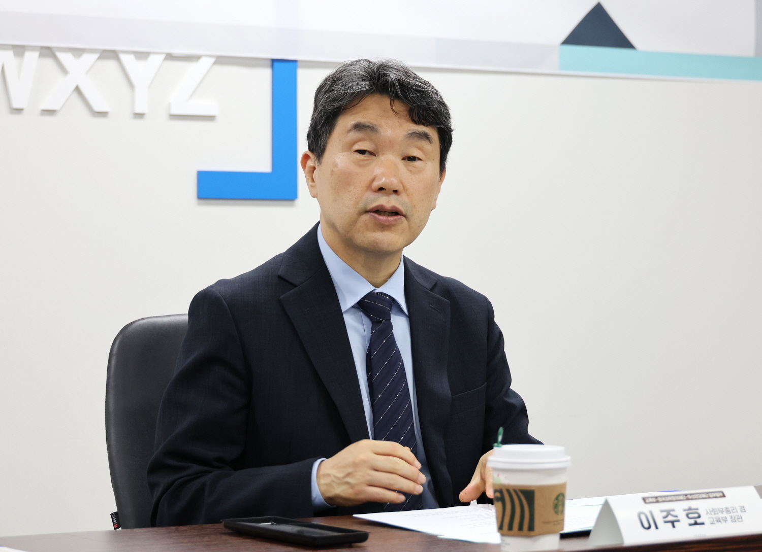 이주호 부총리 겸 교육부장관은 5월 13일(월), 대한민국 수학교육상 수상 교사에게 해외 연수 기회를 지원하기 위한 교육부-한국과학창의재단-두산연강재단과의 업무협약식에 참석했다.