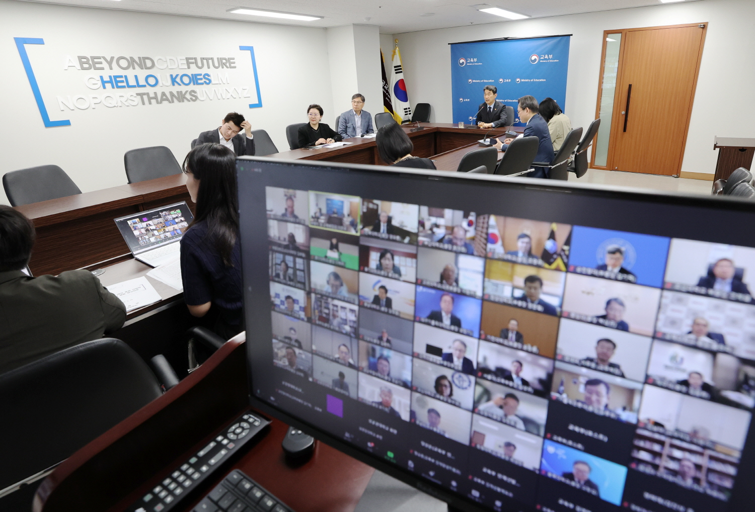 이주호 부총리 겸 교육부장관은 5월 20일(월), 한국교육시설안전원에서 의과대학을 운영하고 있는 40개교 대학 총장과 영상 간담회를 개최했다.