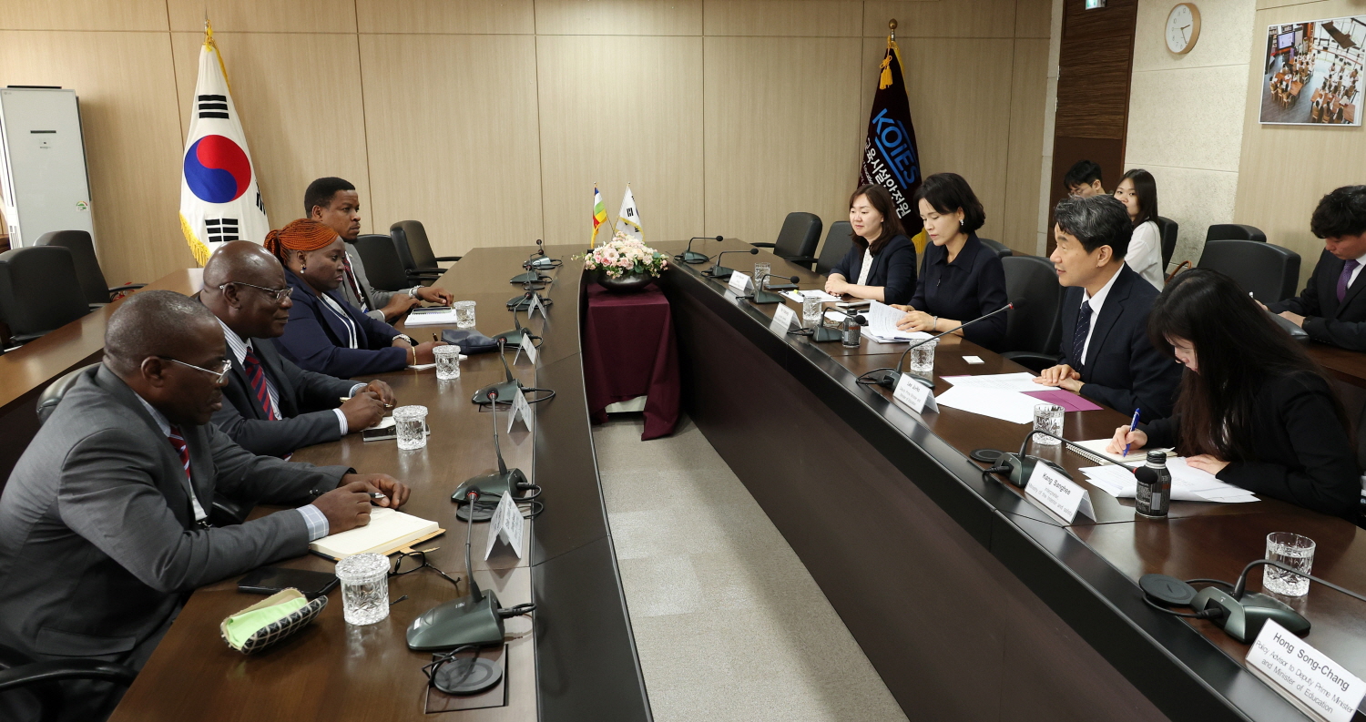 이주호 부총리 겸 교육부 장관은 6월 5일(수), 한국교육시설안전원에서 리샤르 필라코타(Richard FILAKOTA) 중앙아프리카공화국 경제기획협력부 장관과 면담했다.