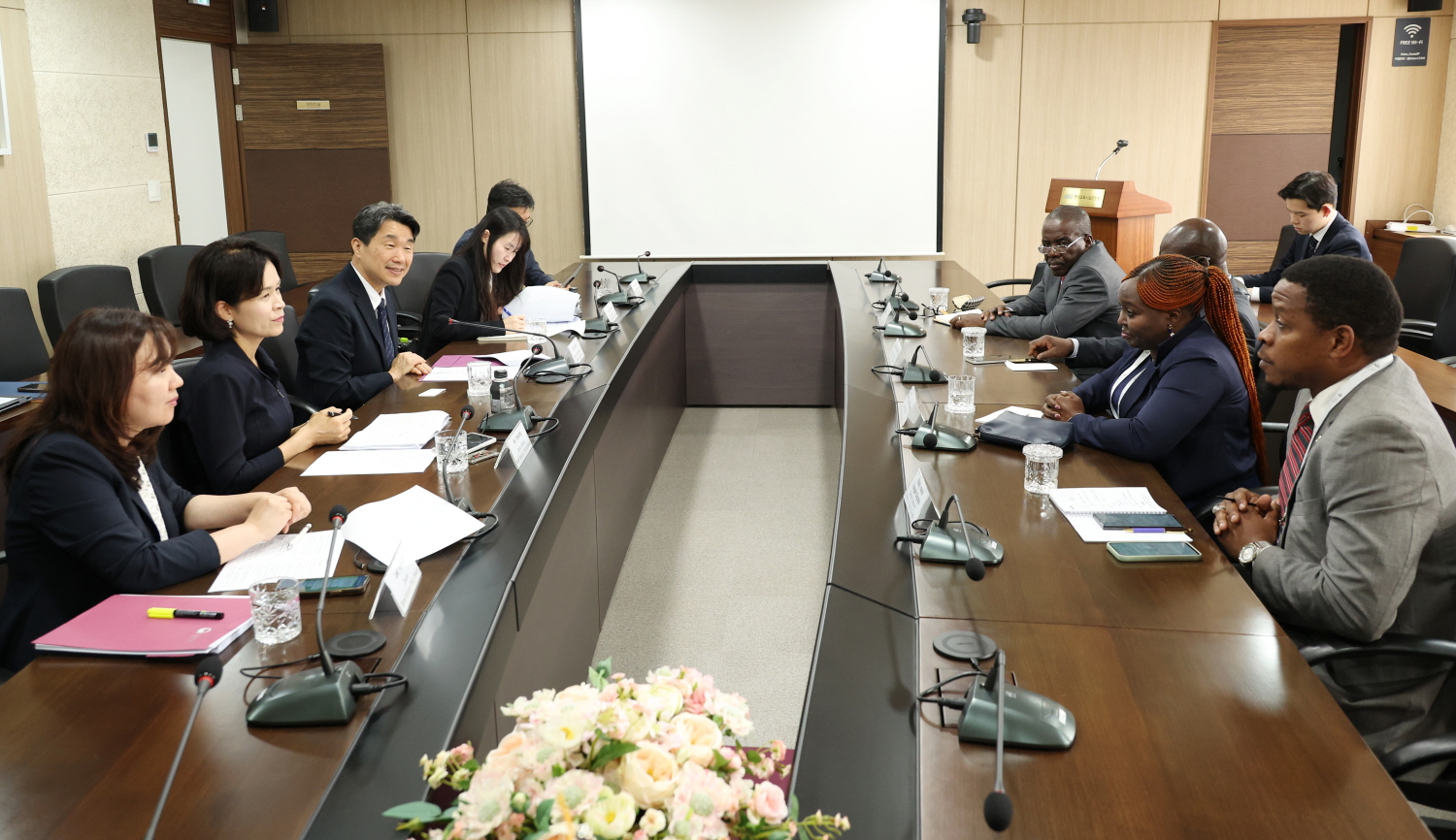 이주호 부총리 겸 교육부 장관은 6월 5일(수), 한국교육시설안전원에서 리샤르 필라코타(Richard FILAKOTA) 중앙아프리카공화국 경제기획협력부 장관과 면담했다.