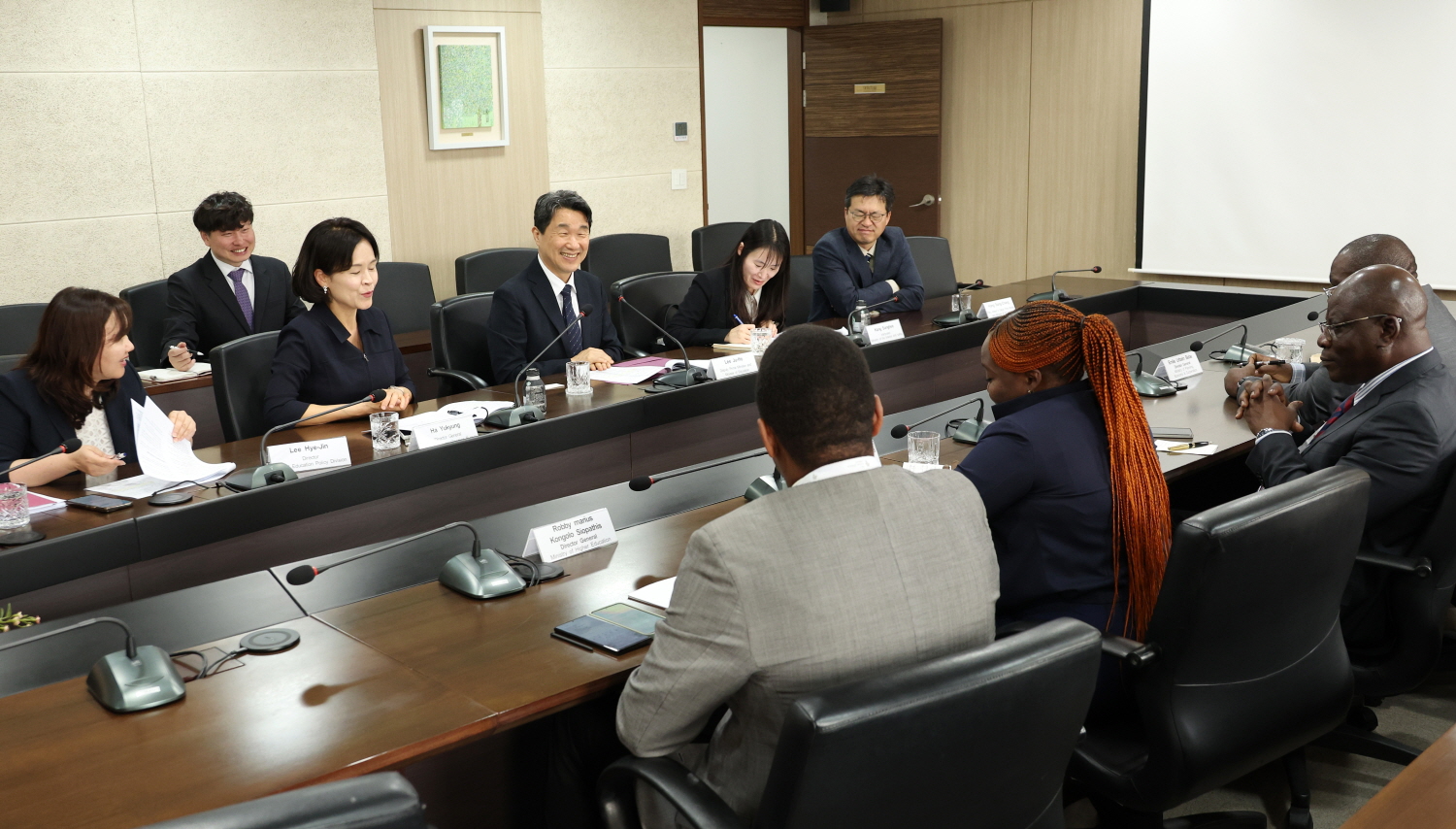 이주호 부총리 겸 교육부 장관은 6월 5일(수), 한국교육시설안전원에서 리샤르 필라코타(Richard FILAKOTA) 중앙아프리카공화국 경제기획협력부 장관과 면담했다.