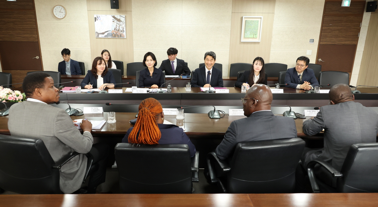 이주호 부총리 겸 교육부 장관은 6월 5일(수), 한국교육시설안전원에서 리샤르 필라코타(Richard FILAKOTA) 중앙아프리카공화국 경제기획협력부 장관과 면담했다.