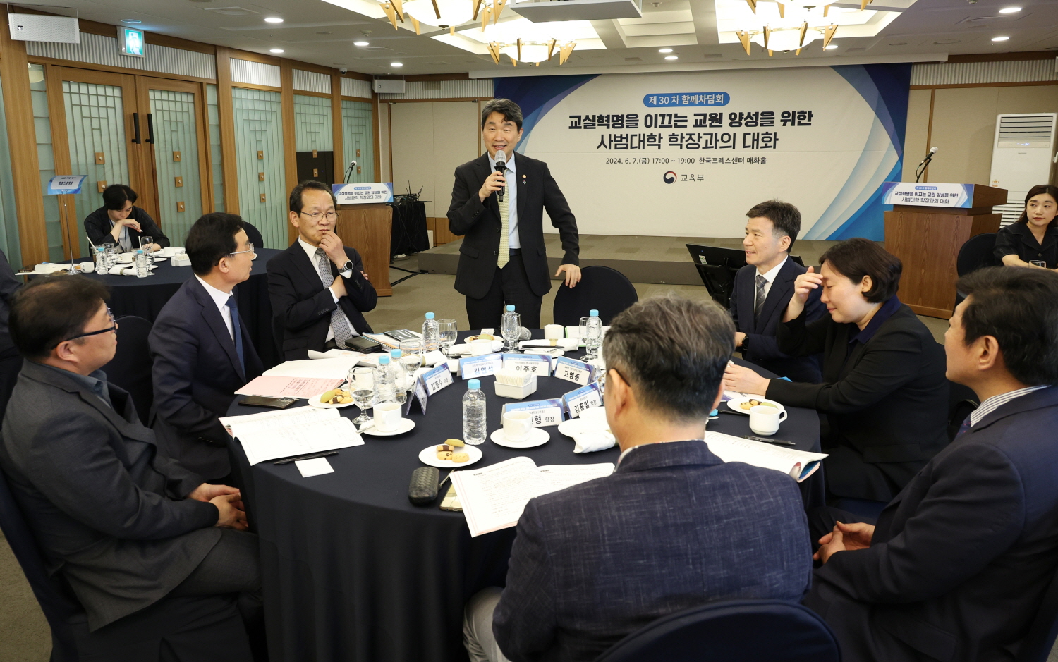 이주호 부총리 겸 교육부 장관은 6월 7일(금), 한국프레스센터에서 ‘교실 혁명을 이끄는 교사 양성을 위한 교원양성대학 발전 방향’을 주제로 전국 사범대학장협의회와 제30차 함께차담회를 개최했다.