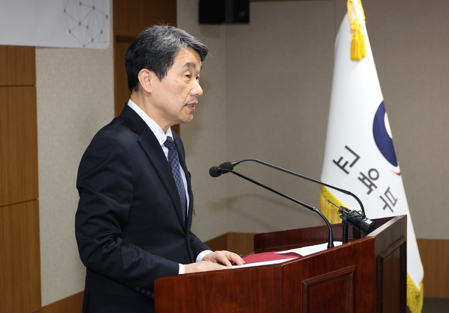 이주호 부총리 겸 교육부 장관이 1월 2일(목), 정부세종청사에서 열린 2025년 교육부 시무식에서 신년사를 하고 있다.